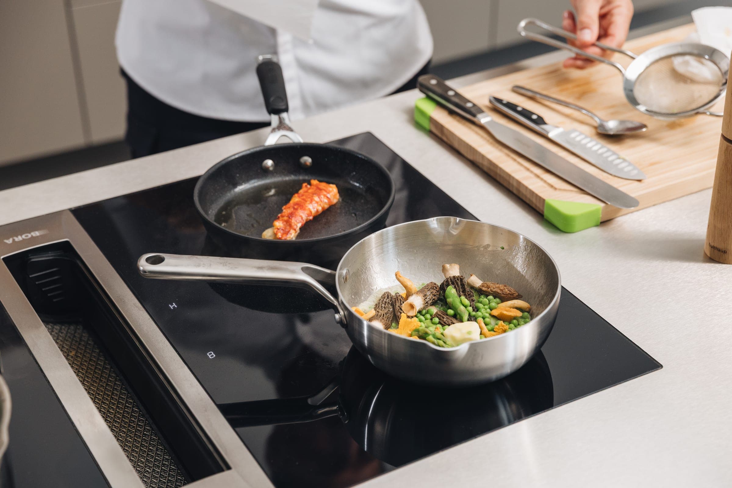 Koken met pannen op een inductiekookplaat
